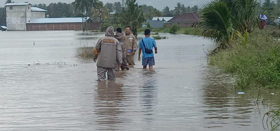 Banjir Melanda Lunyuk, Polisi Sigap Lakukan Patroli