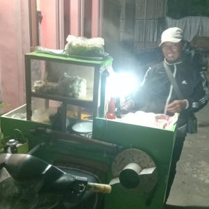 Antisipasi Begal, Pedagang Cilok Di Jerowaru Bawa Sajam