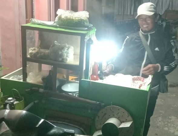 Antisipasi Begal, Pedagang Cilok Di Jerowaru Bawa Sajam