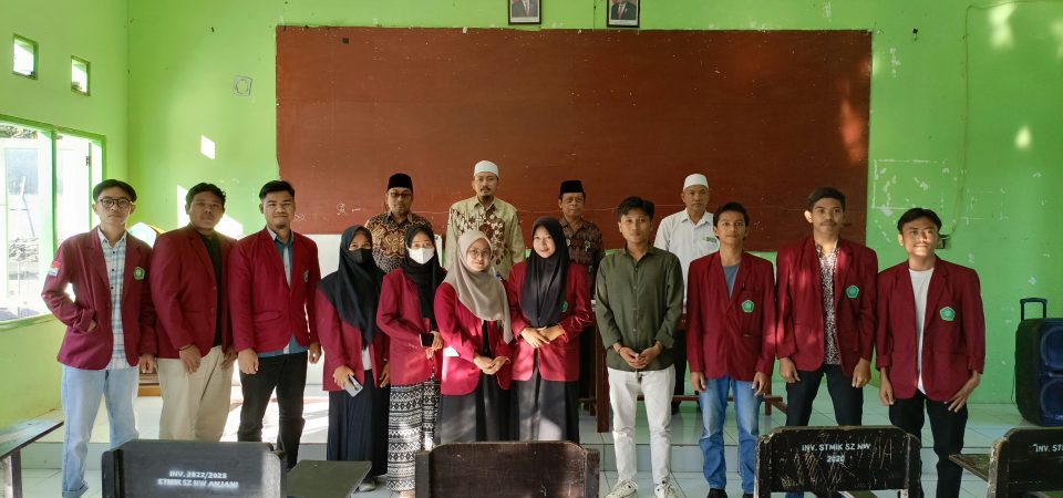 Ketua STMIK Syaikh Zainuddin NW Lepas Mahasiswa Lulus Program PMM-DM