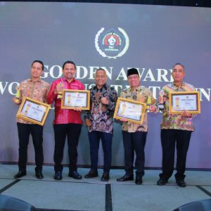 Ketua SIWO PWI Pusat Sematkan Bupati Dompu Golden Award 2023