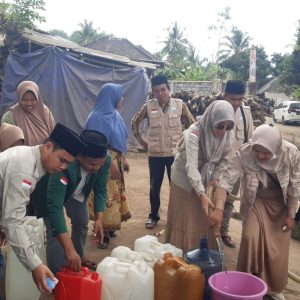 Muslimat dan Lazah NW Kirim Puluhan Liter Air Bersih kepada Warga Terdampak Kemarau