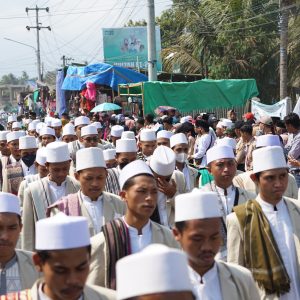 Menyemut, Jema’ah NW Ikuti Pawai Ta’aruf Hultah Ke – 88 Madrasah NWDI di Anjani