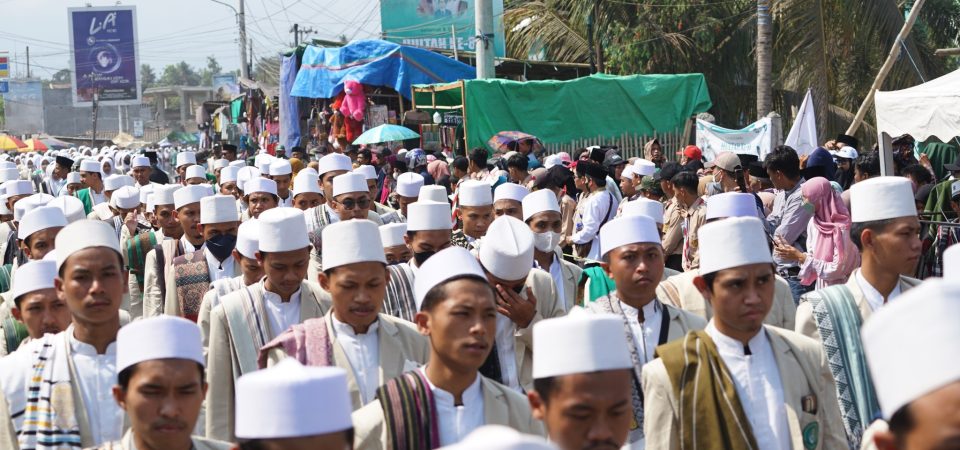 Menyemut, Jema’ah NW Ikuti Pawai Ta’aruf Hultah Ke – 88 Madrasah NWDI di Anjani