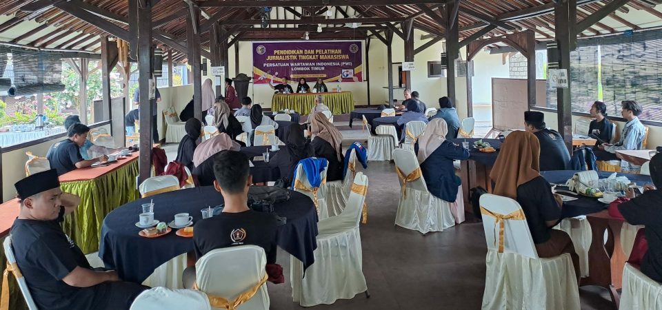 Pj. Sekda Lotim Buka  Diklat Jurnalistik Mahasiswa dan Konferkab V PWI Lotim