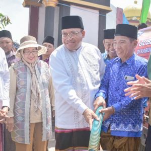 Pj Bupati Lotim Dampingi Pj Gubernur NTB Serahkan Bantuan Air Bersih di Desa Sekaroh