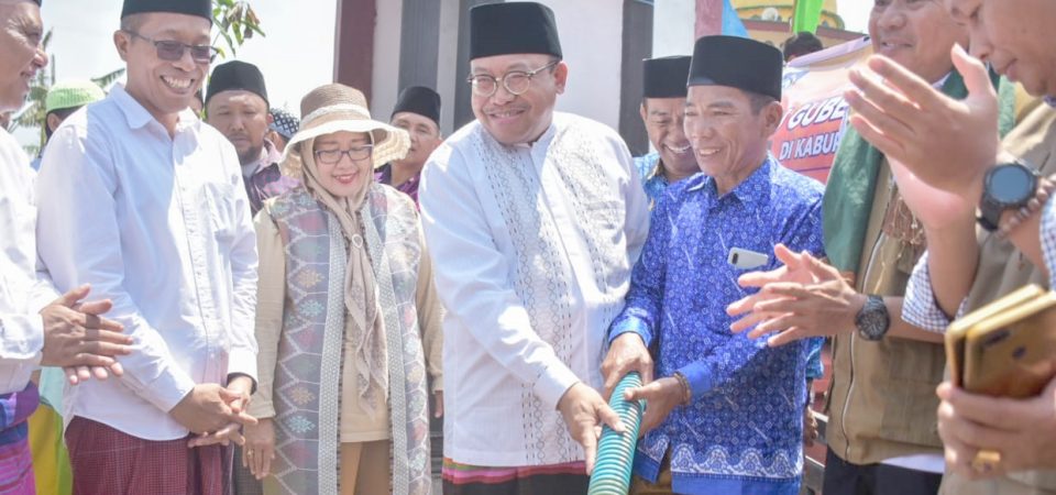 Pj Bupati Lotim Dampingi Pj Gubernur NTB Serahkan Bantuan Air Bersih di Desa Sekaroh