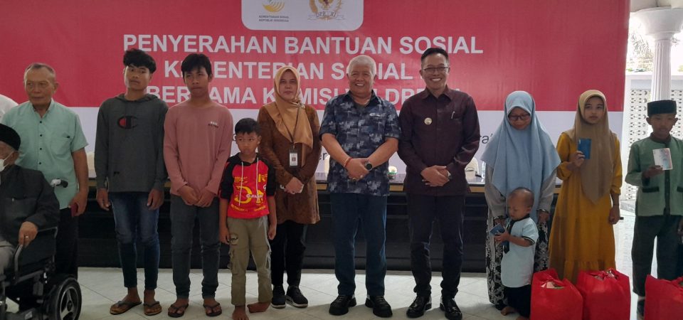 Pj. Bupati Lombok Timur Bersama Anggota Komisi VIII DPR RI Serahkan Bansos Kemensos RI