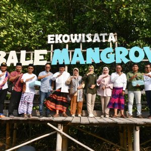 Pj Bupati Juaini Dampingi Pj Gubernur NTB Laksanakan Program Jumat Salam