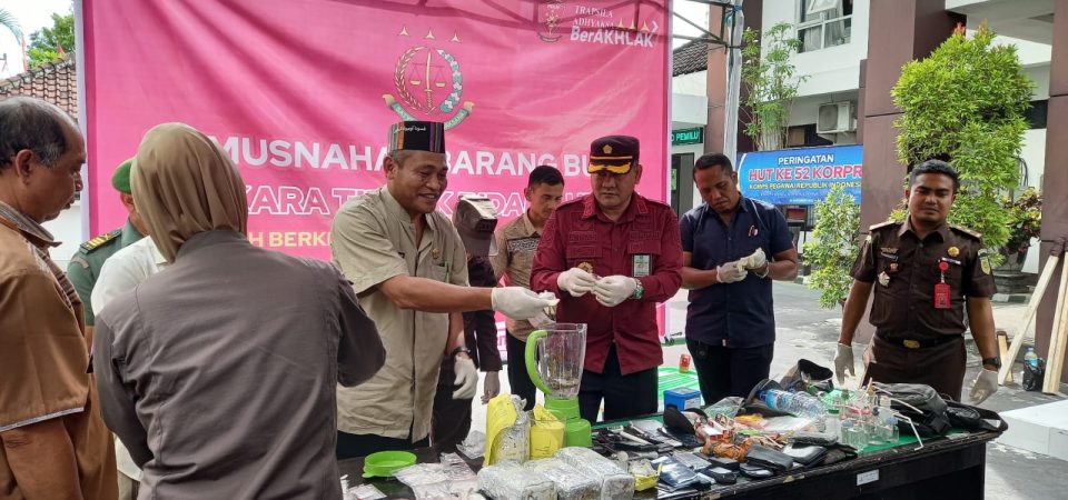 Kejari Lotim Musnahkan BB Ratusan Gram Narkotika Jenis Shabu dan Ganja