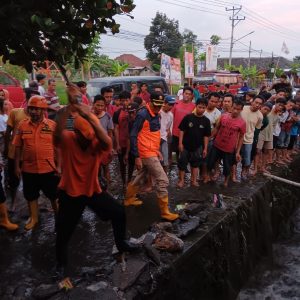 Banjir Luapan Jebol Pembatas, Rendam Rumah Warga