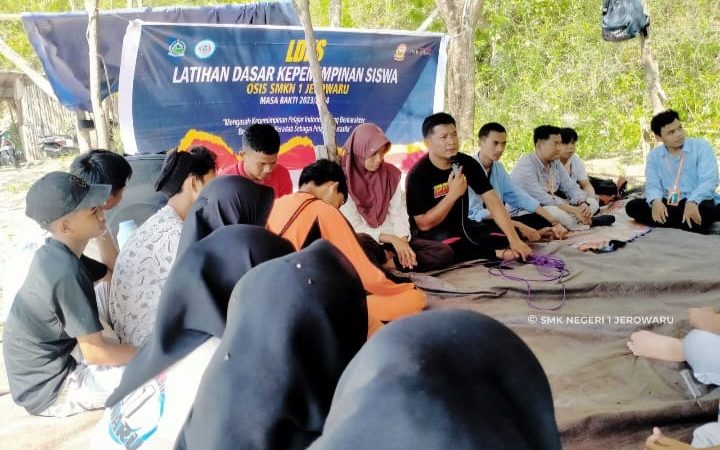 SMKN 1 Jerowaru Gelar LDKS  di Pantai Ekas Desa Ekas Buana