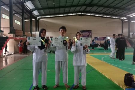 Tiga Siswa SMKN 1 Jerowaru Berhasil Meraih Medali pada Open Turnamen Pencak Silat BEM UNW Mataram Cup 2023