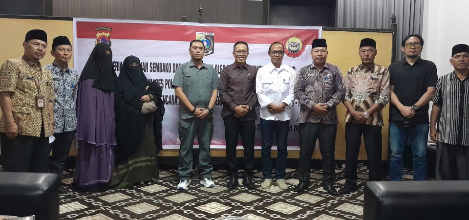 Pj. Bupati Lombok Timur Serahkan Bantuan Kepada Dua Istri Tersangka Tindak Terorisme