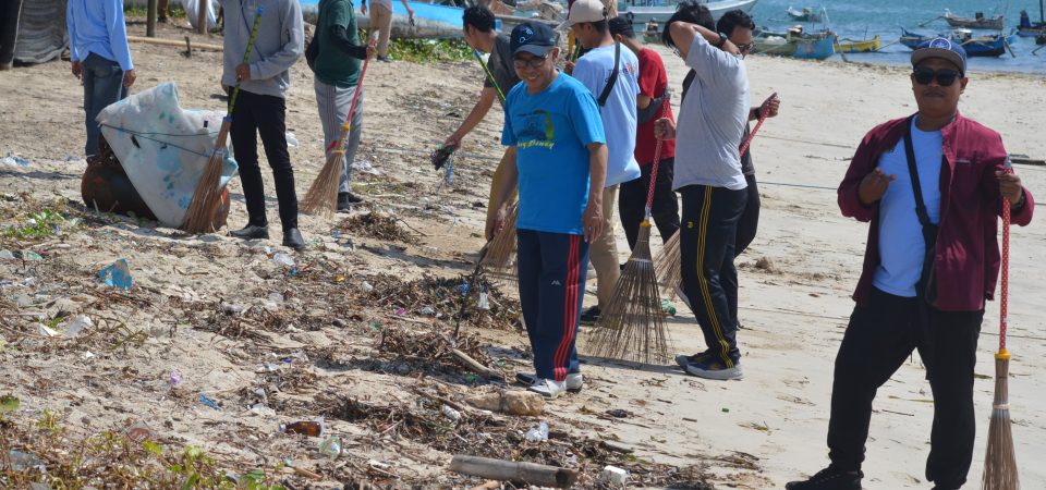 Sambut Kedatangan Presiden Jokowi, Sekda Pimpin Bersih-bersih di Area Pantai Ekas Jerowaru