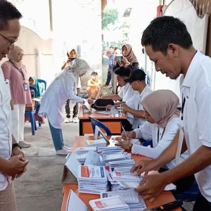 Pj Bupati Lotim Gunakan Hak Suara di TPS 2 Desa Rumbuk, Pastikan Pemilu Berjalan Lancar