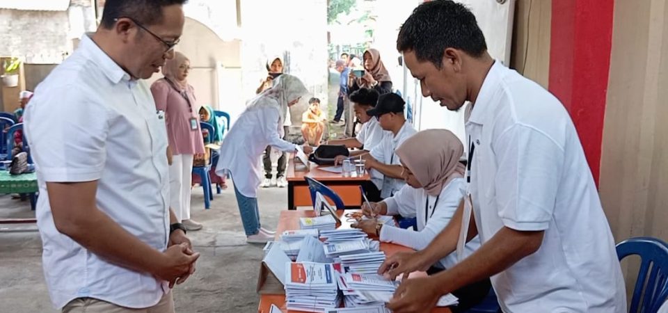 Pj Bupati Lotim Gunakan Hak Suara di TPS 2 Desa Rumbuk, Pastikan Pemilu Berjalan Lancar