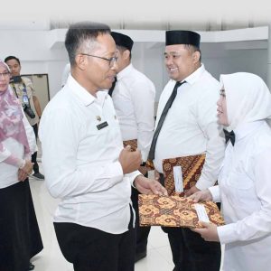 Pj. Bupati Lotim Juaini Taofik Serahkan 382 SK PPPK