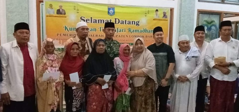 Gelar Safari Ramadhan, Bupati Lobar Serahkan Bantuan Hibah