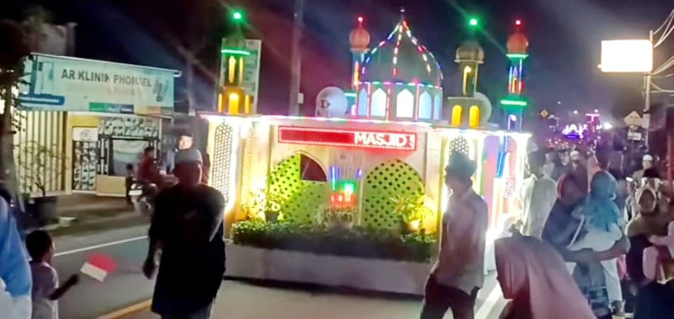 Meriah Malam Takbiran di Desa Anjani, Warga Tumpah di Jalanan