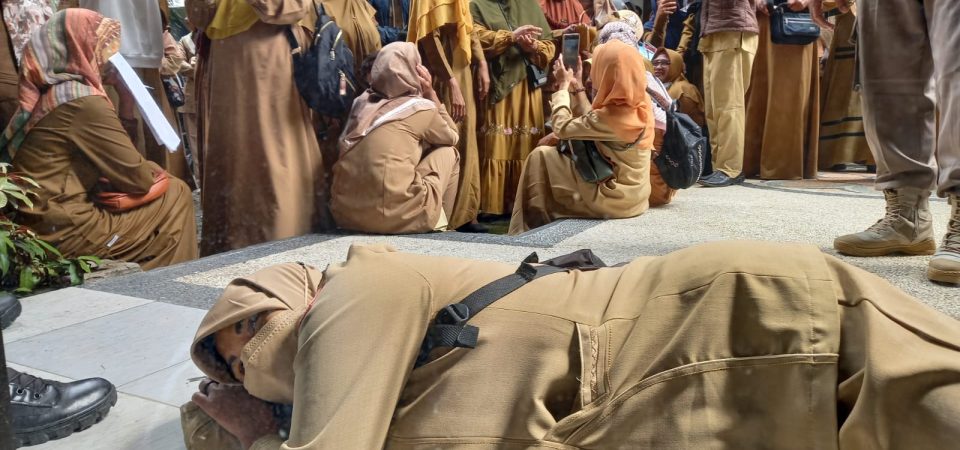 Tuntut THR, Ratusan GTT Gedor Kantor Bupati, H.Hasni: Kami Cari Payung Hukumnya