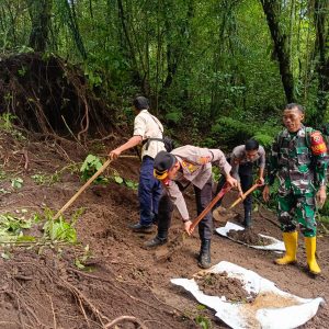 Kapolres Lotim Turun Langsung Bersihkan Tanah Akibat Longsor Sembalun