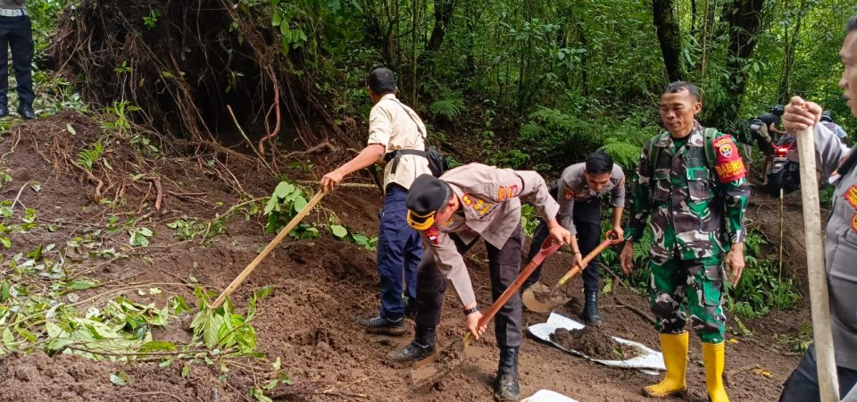 Kapolres Lotim Turun Langsung Bersihkan Tanah Akibat Longsor Sembalun