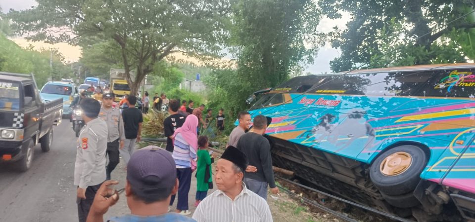 Diduga Melaju dengan Kecepatan Tinggi, Bus Berpenumpang 32 Terguling di Pringgabaya