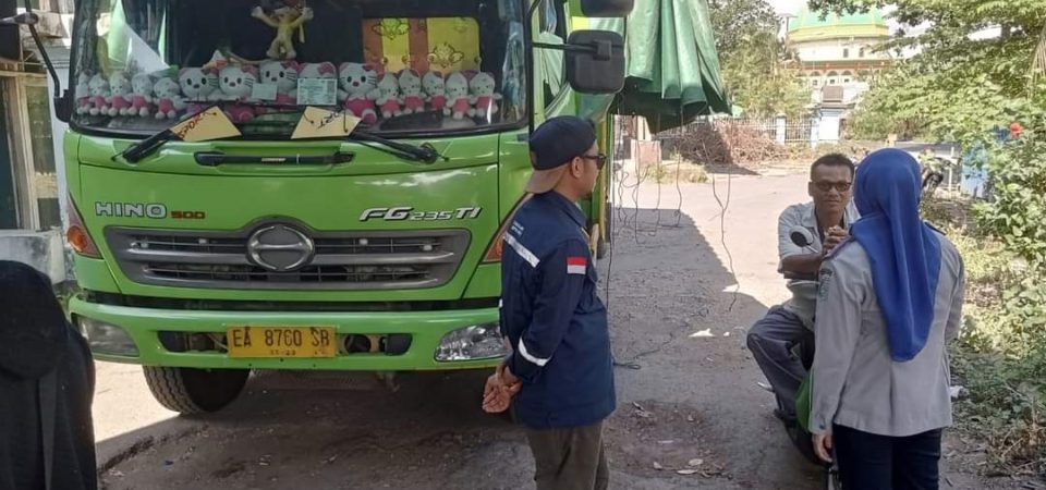 Kendaraan Barang Dilarang Parkir Tepi Jalan, Dishub Lobar Lakukan Sosialisasi
