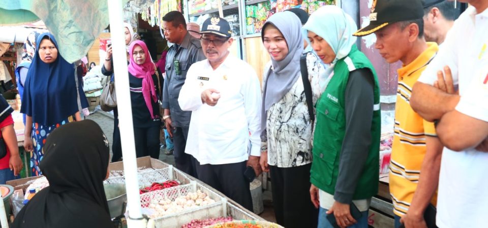 Kendalikan Inflasi, Pj Bupati Lobar dan TPID Sidak Pasar
