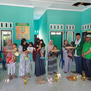 Bantu Pemerintah Turunkan Angka Stunting PW HIMMAH NW NTB Salurkan Susu dan Telur