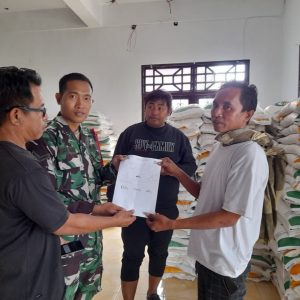 TNI Kawal Beras Bantuan Warga Kurang Mampu