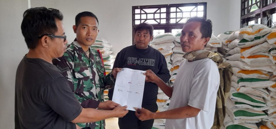 TNI Kawal Beras Bantuan Warga Kurang Mampu