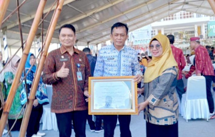 Berstatus Desa Mandiri, Maju  dan Berkembang, Bupati Terima Penghargaan