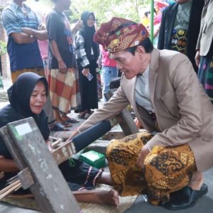 Begawe Jelo Nyesek Dimeriahkan 500 Penenun, Wabup Nursiah : Event Melestarikan Budaya