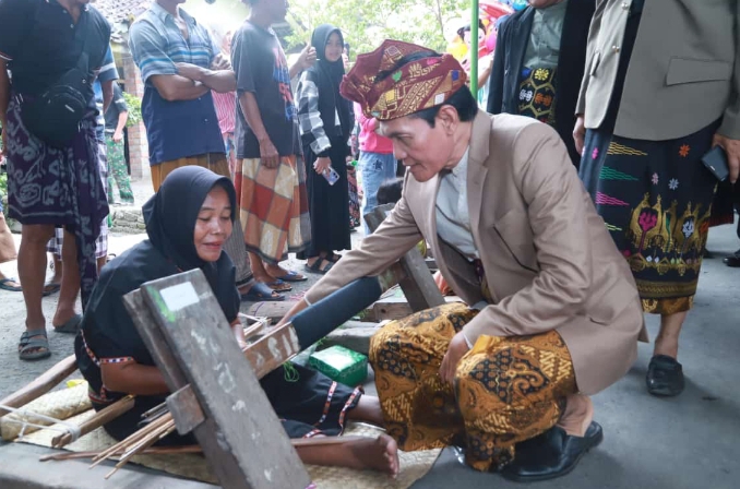 Begawe Jelo Nyesek Dimeriahkan 500 Penenun, Wabup Nursiah : Event Melestarikan Budaya