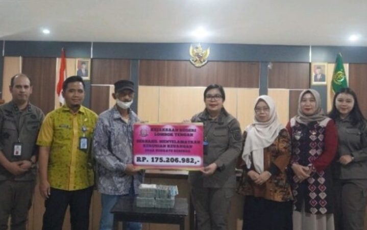 Kejari Kembalikan Kerugian Desa Bunkate Rp.175 Juta Lebih