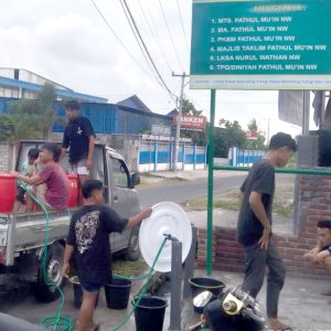 Kemarau Melanda, Yayasan Fathul Muin NW Sediakan Air Bersih Gratis bagi Masyarakat