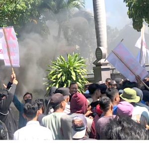 Warga Masbagik Demo BRI Cabng Selong, Tuntut Copot Pimcab