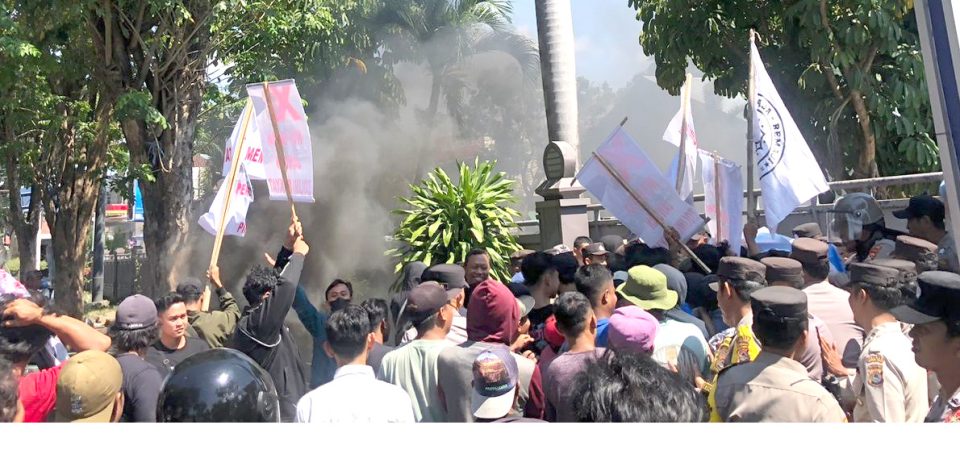 Warga Masbagik Demo BRI Cabng Selong, Tuntut Copot Pimcab