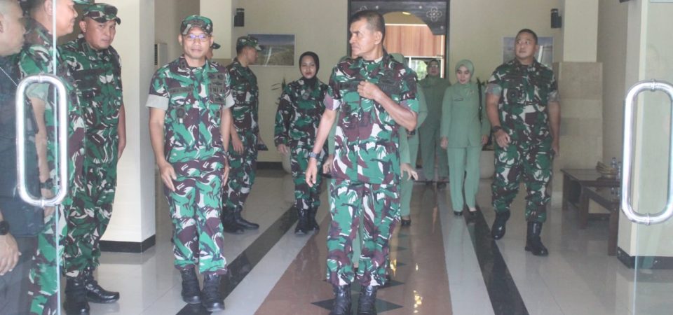 Kunjungi NTB, Dandim 1620/Loteng Sambut Kedatangan Pangdam IX/Udayana