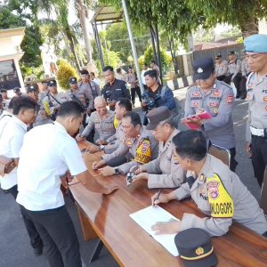 Kapolres Lotim Periksa Senjata Api Personel