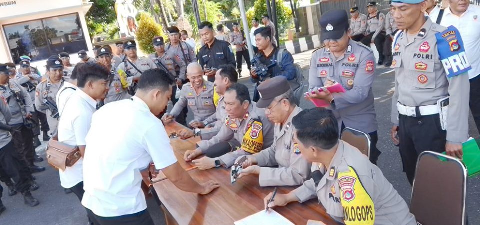 Kapolres Lotim Periksa Senjata Api Personel