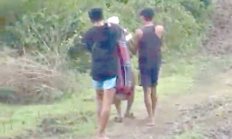 Jalan Rusak Parah, Ibu Mau Melahirkan Terpaksa Ditandu Puluhan Kilo ke Puskesmas