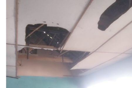 Memperihatinkan  Kondisi Bangunan SMKN 1 Jerowaru, Dikhawatirkan Sewaktu-waktu Roboh
