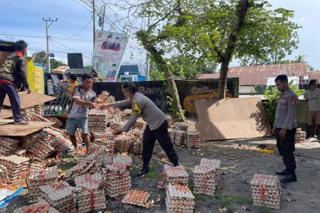 Ban Belakang Bocor, Truk Bermuatan Telur Terbalik di Lenek