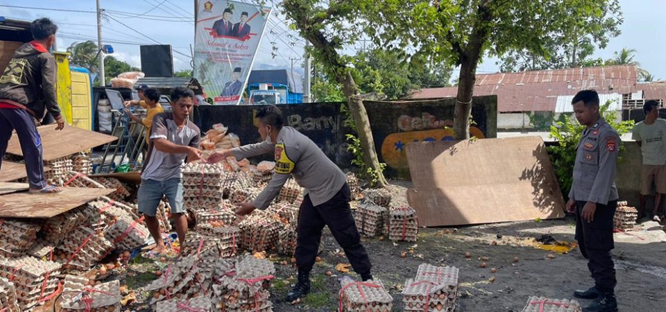 Ban Belakang Bocor, Truk Bermuatan Telur Terbalik di Lenek