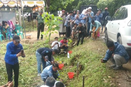 Pemda Apresiasi Wartawan Bersama PT Mitra Alam Tanam Pohon di Desa Wisata Selong Belanak
