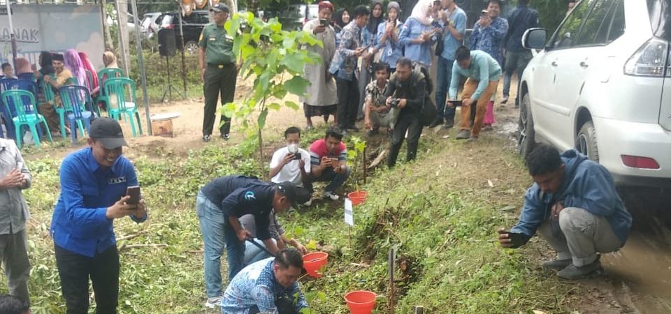 Pemda Apresiasi Wartawan Bersama PT Mitra Alam Tanam Pohon di Desa Wisata Selong Belanak
