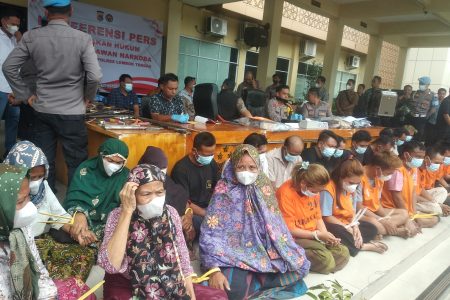 Geruduk ‘Kampung Narkoba’ Polisi Gulung 25 Terduga Pengedar Narkoba